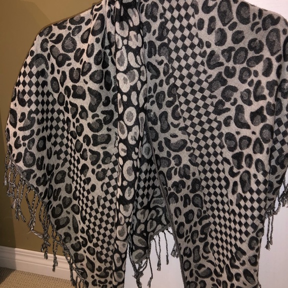 Nice triangle scarf - Picture 2 of 3